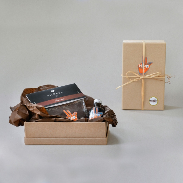 unserer Pijökel Box von Wohlfarth Schokolade finden Sie unsere exklusiv hergestellte Pijökel Schokolade und ein kleines Fläschchen Pijökel